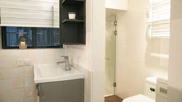 Comfort suite | Badkamer | Een aparte badkuip en douche, gratis toiletartikelen, een haardroger