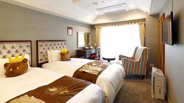 A hotel room with two beds, a desk, a chair, a television, and a window with curtains. - Hotel Konigs Krone Kobe (Kobe)