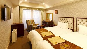 A hotel room with a large bed, a desk, a chair, and a television. - Hotel Konigs Krone Kobe (Kobe)