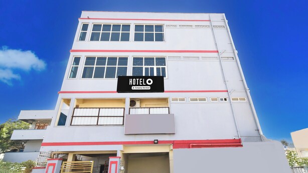 Un edificio de varios pisos con un cartel que indica que es un hotel.