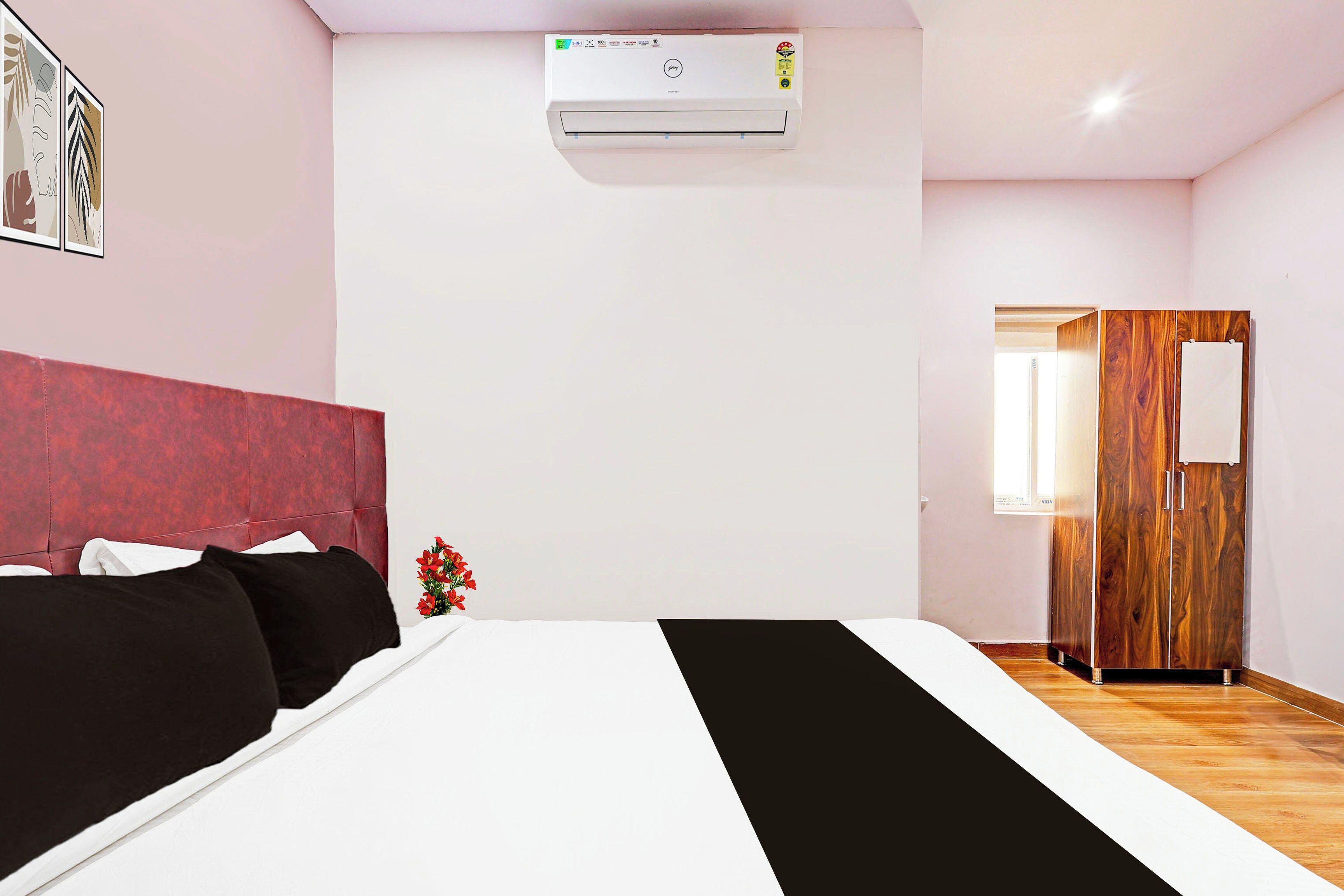 Deluxe Room | Desk, WiFi (free), bed sheets