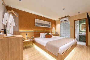 Une chambre d’hôtel moderne avec un grand lit, une table de chevet et un bureau avec une chaise.