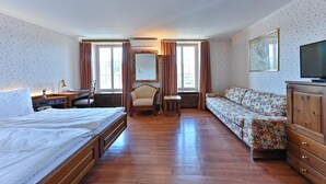 Unclassified image, 4 of 59, button - Hotel Rheinfels (Stein am Rhein)