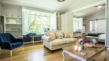 Deluxe House, Balcony, Garden View | Interior