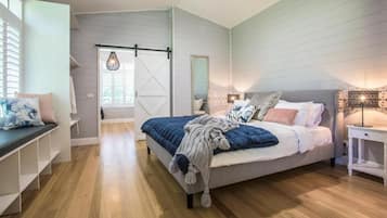 Deluxe House, Balcony, Garden View | Iron/ironing board, WiFi (free)