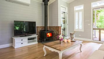 Deluxe House, Balcony, Garden View | Interior