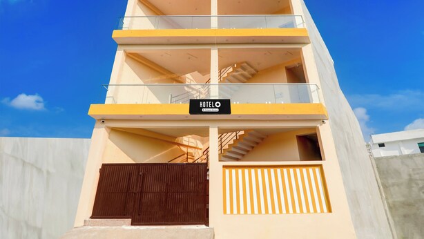 Un hotel de varios pisos con un letrero que indica que es un hotel de servicios corporativos.