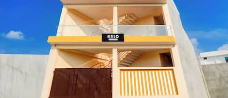 Un hôtel à plusieurs étages, dont l’enseigne indique qu’il propose des services aux entreprises.