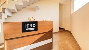 Un mostrador de recepción de hotel con un cartel que indica servicio corporativo.