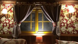 A room with two beds, a nightstand with a lamp, and a window with curtains. - Pousada Fazenda Pinhalzinho (Ribeirao Claro)