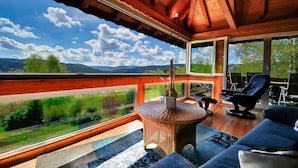 A modern interior with a large window overlooking a mountainous landscape. - Feriendomizil Schwarzwald (Feldberg)