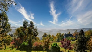 A rural landscape with a house surrounded by trees and a clear sky. - Feriendomizil Schwarzwald (Feldberg)