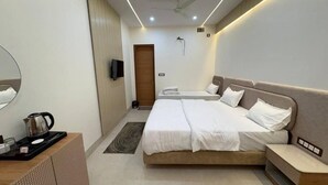 Triple Room | In-room safe, soundproofing, WiFi (free) - Hotel Shri Radha Krishnam (Barsana)