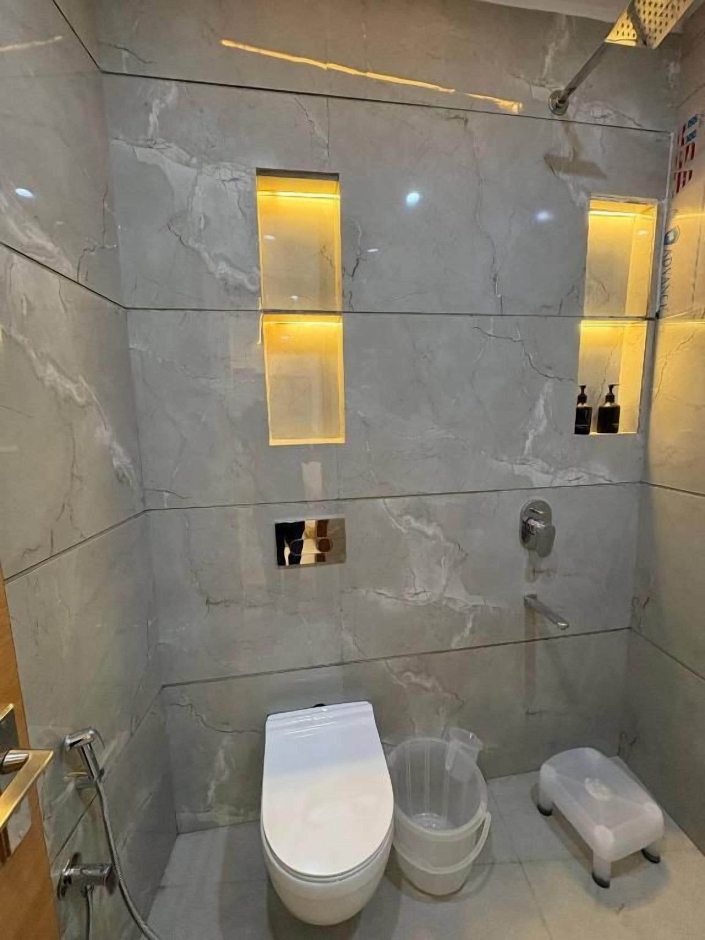 Et moderne badeværelse med toilet, bidet og bruseområde.