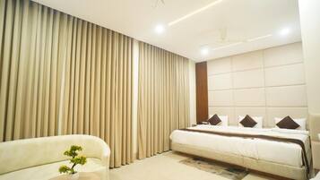 Family Suite, Garden View | In-room safe, soundproofing, WiFi (free)