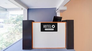 Una mesa de recepción de hotel con un letrero que dice 'HOTELO Company Serviced'.