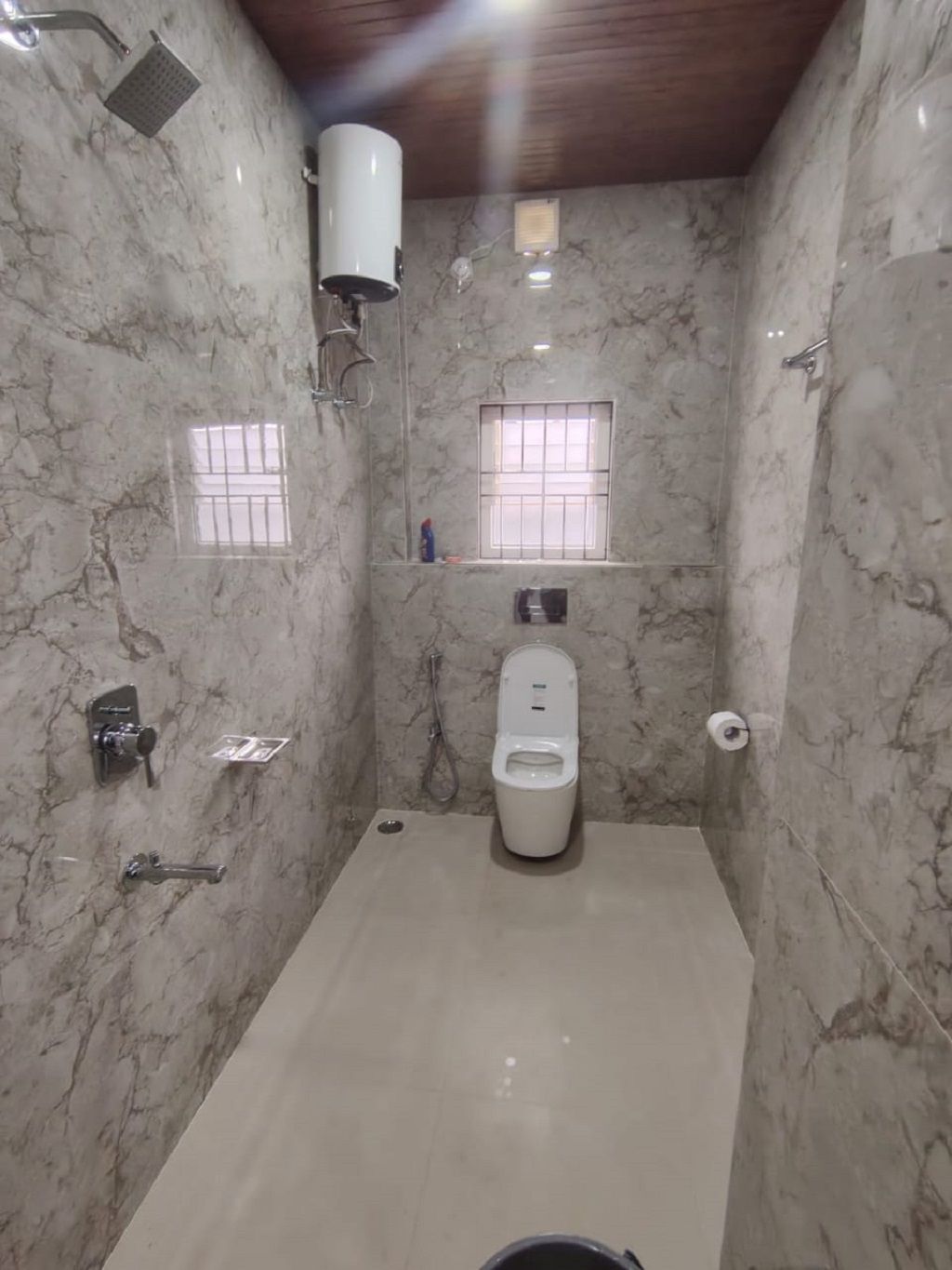 シャワー、タオル、シャンプー、トイレットペーパー