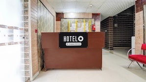 Una reception di un hotel con un cartello che indica servizio aziendale.