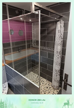 Bathroom - Vrbo Property (Terres-de-Haute-Charente)