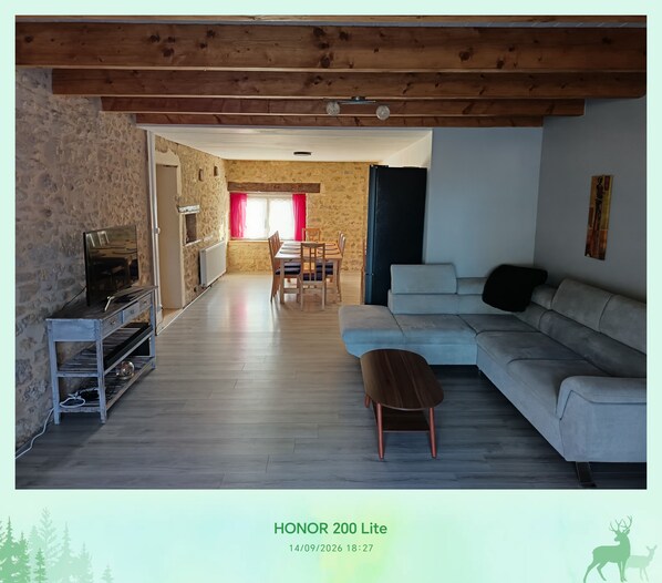 Living area - Vrbo Property (Terres-de-Haute-Charente)