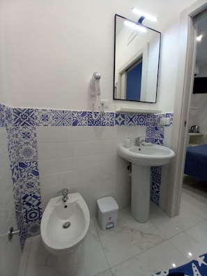 A bathroom with a bidet, a sink, and a mirror. - MaMmaRosa Ortigia, the historic city of Syracuse (Siracusa)