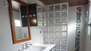Dusche, Haartrockner, Seife, Shampoo