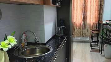 Comfort Apartment | Private kitchen | Cookware/dishes/utensils