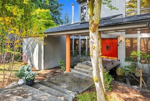 Unclassified image, 3 of 61, button - Lake House Retreat w/Sauna, golf course, 30 min 2 Seattle, game room, water toys (Federal Way)
