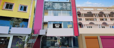 Un edificio a più piani con un cartello 'HOTEL' ben visibile al piano terra.
