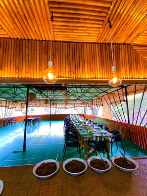 Outdoor dining - Phayre's Woods Green Resort (Sreemangal)