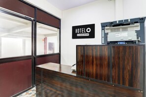 Una mesa de recepción de hotel con un letrero que indica servicio empresarial.