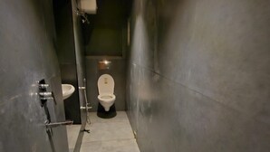 Habitació doble Deluxe | Bany | Dutxa, tovalloles i sabó 