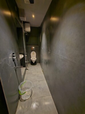 Deluxe Double Room | Bathroom - Hotel Golden Heritage (Kolkata)