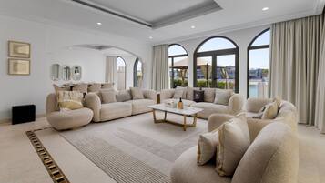 Stunning classic style villa with pool and Atlantis The Royal views in Dubai