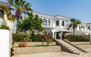Unclassified image, 2 of 14, button - Classic Beachfront Villa w/ Pool on Palm Jumeirah (Dubai)
