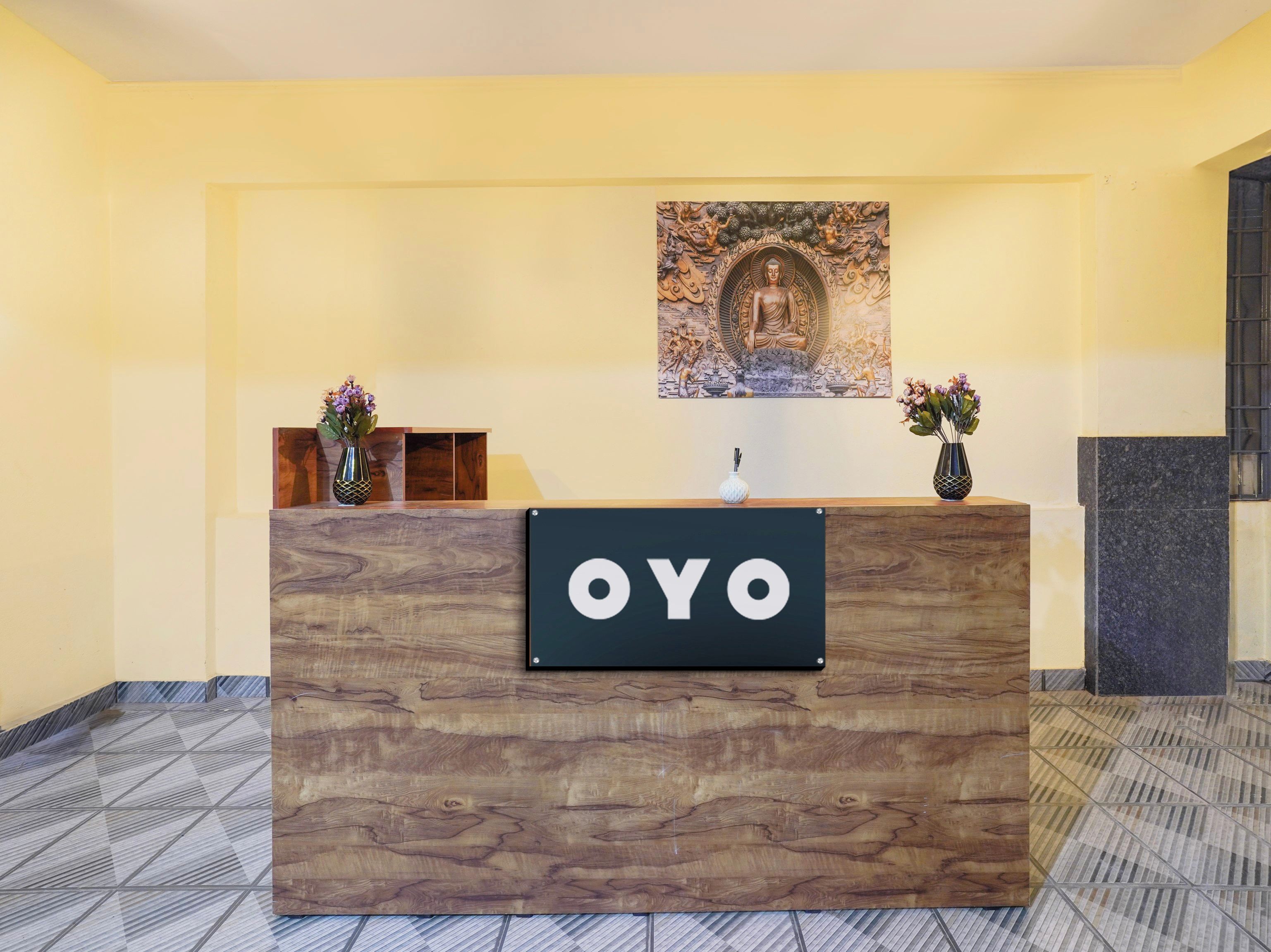 Una recepción con detalles de madera y un letrero que dice 'OYO'.