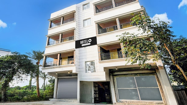 A multi-story hotel with a sign indicating it is serviced by a company. - Hotel O Ecopark Kolkata (Barasat)