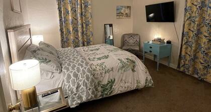 Cozy 1-bedroom apartment in peaceful Fresno with AC
