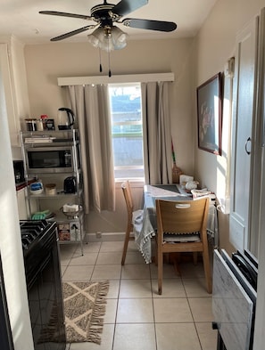 Dining - Cozy 1-bedroom apartment in peaceful Fresno with AC (Fresno)