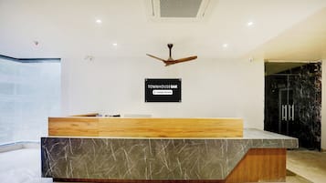 Un mostrador de recepción con un letrero que indica servicio de la empresa.