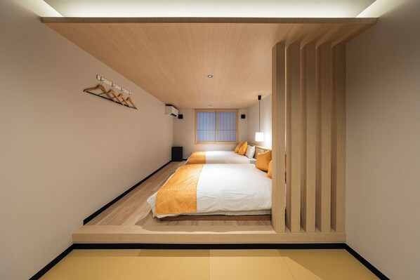 A hotel room with a bed, a wardrobe, and a window. - Beppu Yumeri (Beppu)