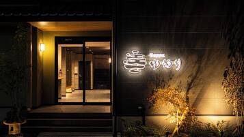 Bagian depan properti - sore/malam