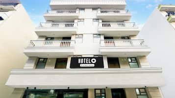 A multi-story hotel with a sign indicating it is company-serviced.
