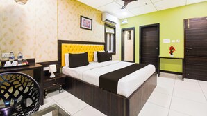 Deluxe Double Room - Townhouse Oak Golden Beach 5 mins drive (Puri)