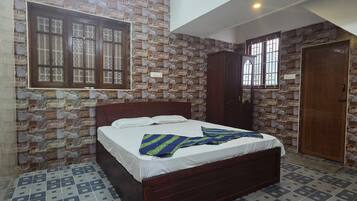 Un dormitorio con cama, armario, ventana y puerta.