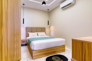 Ein modernes Schlafzimmer mit Bett, Nachttisch und Klimaanlage.