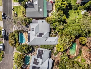 Propiedad residencial con piscina, paneles solares y un jardín bien cuidado.
