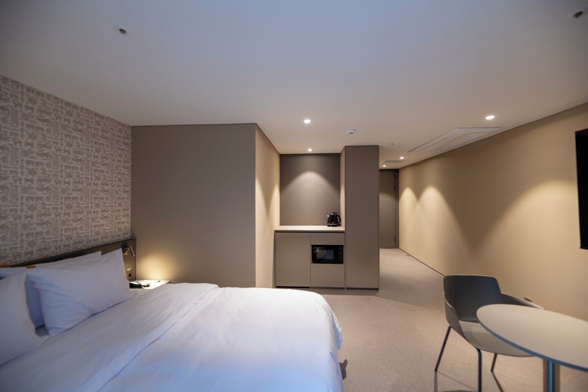 Habitación doble superior, vista a la ciudad | Escritorio, insonorización y wifi gratis