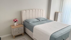 Un dormitorio con cama, mesita de noche y cómoda.