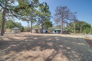 A property with multiple cabins, a fenced yard, and a clear sky. - Lake Country Retreat Near Eufaula Adventures (Eufaula)